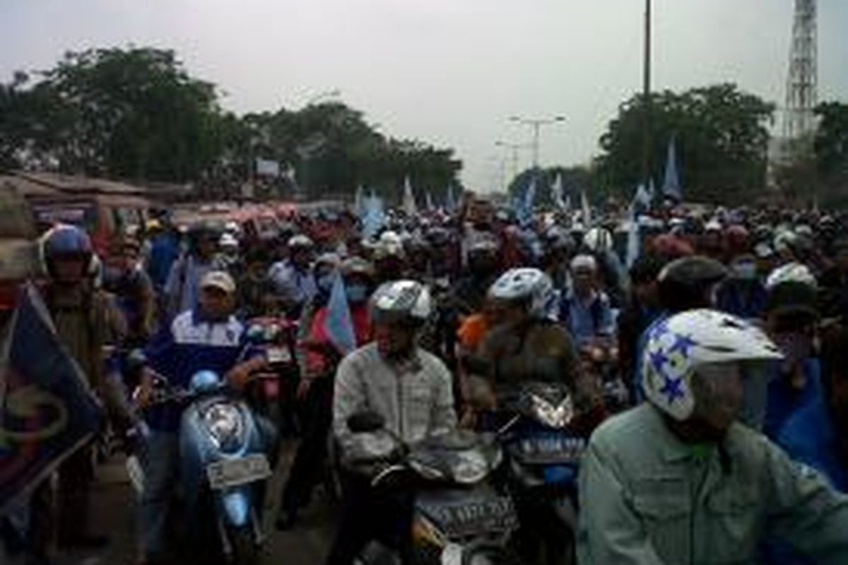 Buruh padati Jalan Cakung

 Ribuan buruh di Jakarta Timur  telah memadati jalan raya Bekasi menuju titik aksi yakni bunderan Kawasan Industri Pulogadung, Jakarta, Kamis (31/10/2013).Kompas.com/Ummi Hadyah Saleh