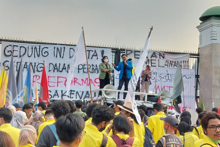 Sekitar lebih dari 300 orang mahasiswa melakukan aksi unjuk rasa di depan Gedung DPR/MPR RI, Senayan, Jakarta, pada Selasa (28/6/2022) sore.
