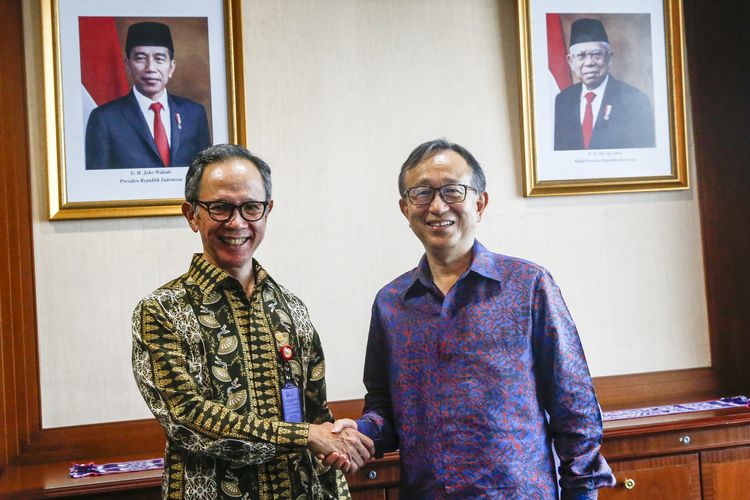 Presiden dan CEO Mitsubishi UFJ Financial (MUFG) Group Hironori Kamezawa  saat bertemu dengan Ketua Otoritas Jasa Keuangan (OJK) Mahendra Siregar.