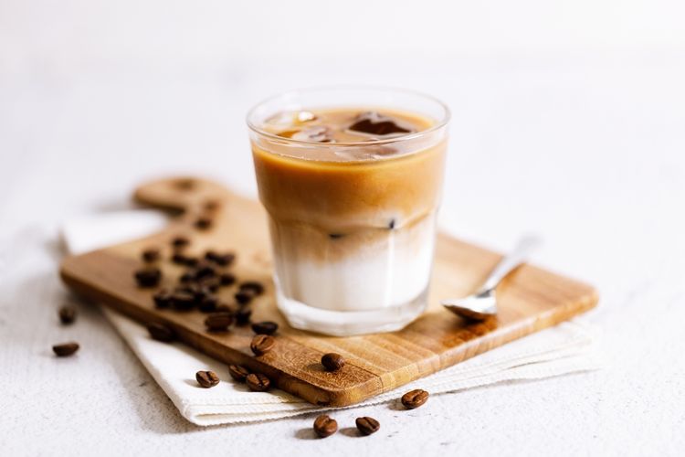 Ilustrasi bolehkah minum kopi susu pagi hari?