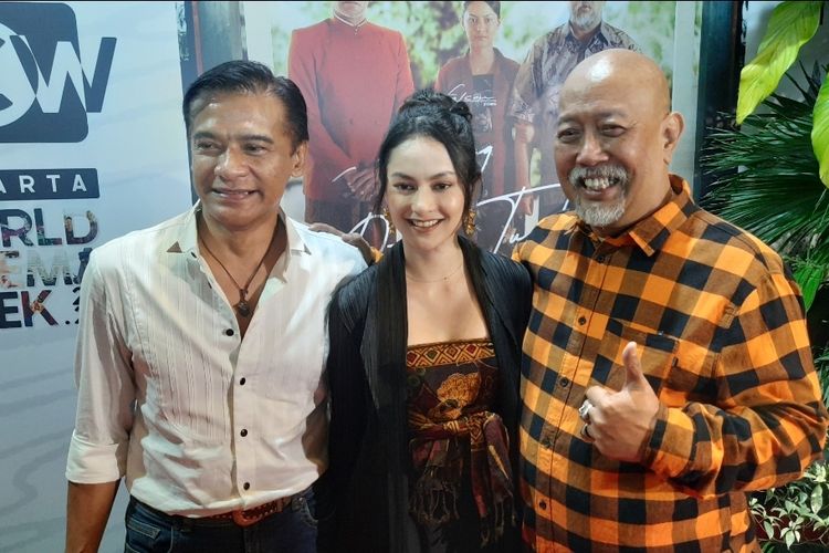 Para cast dalam film Yang Patah Tumbuh Yang Hilang Berganti (dari kanan ke kiri) Indro Warkop, Clara Bernadeth dan Donny Damara saat ditemui di acara penutupan Jakarta World Cinema Week 2022 pada Minggu (30/10/2022).  