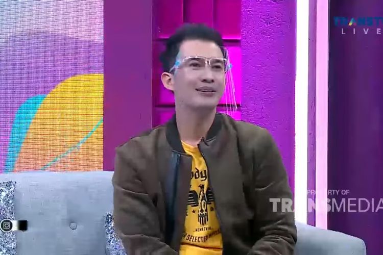 Mantan presenter termehek-mehek, Mandala Shoji saat jadi bintang tamu di Rumpi TRANS TV