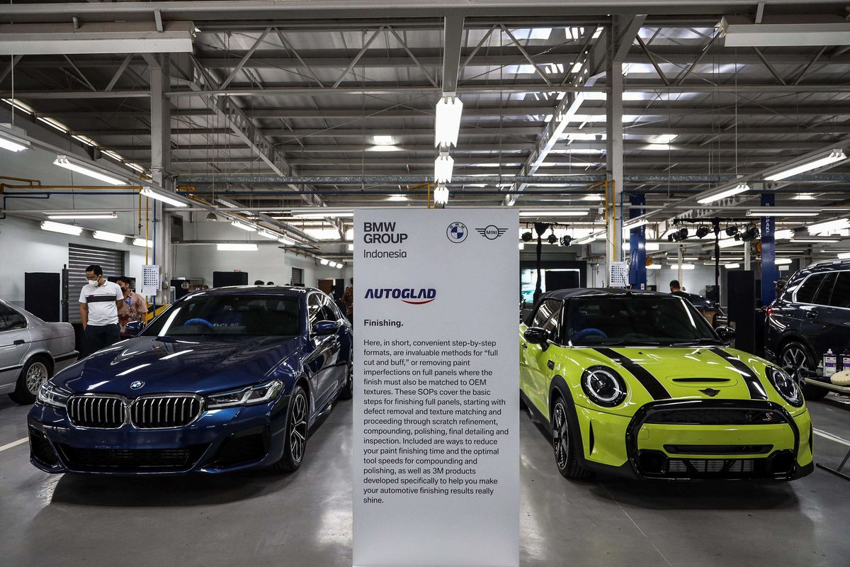 Peresmian Autoglad sebagai bengkel perbaikan Cat dan Bodi pertama di Indonesia yang mendapatkan akreditasi global untuk perbaikan kendaraan BMW dan Mini, ''Accredited BMW  Mini Bodyshop'', di Bekasi, Jawa Barat, Kamis (28/10/2021). Bengkel yang telah mendapatkan akreditasi Accredited BMW  MINI  Bodyshops ini memiliki teknisi khusus yang terlatih dan mengikuti Virtual Reality Training,  peralatan diagnostik terbaru, dan menggunakan suku cadang asli BMW dan MINI dalam operasionalnya.