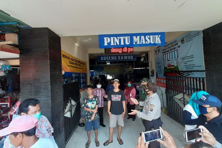 Tidak Menggunakan Masker Menyanyi dan Menghafalkan Sila Pancasila di Pintu Masuk Pasar Playen, Gunungkidul Kamis (17/9/2020)
