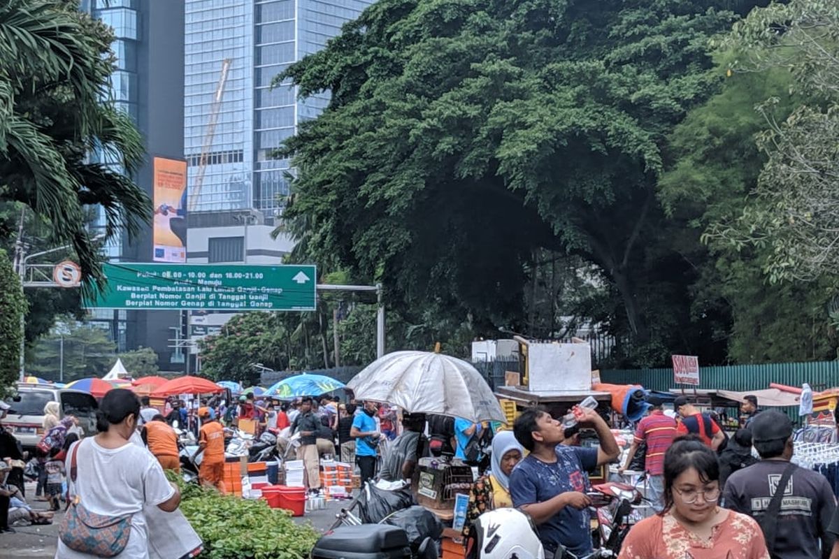 Pedagang Kaki Lima (PKL) yang biasa berjualan di kawasan HBKB Sudirman-Thamrin menumpuk di Jalan Imam Bonjol, Minggu (24/11/2019).