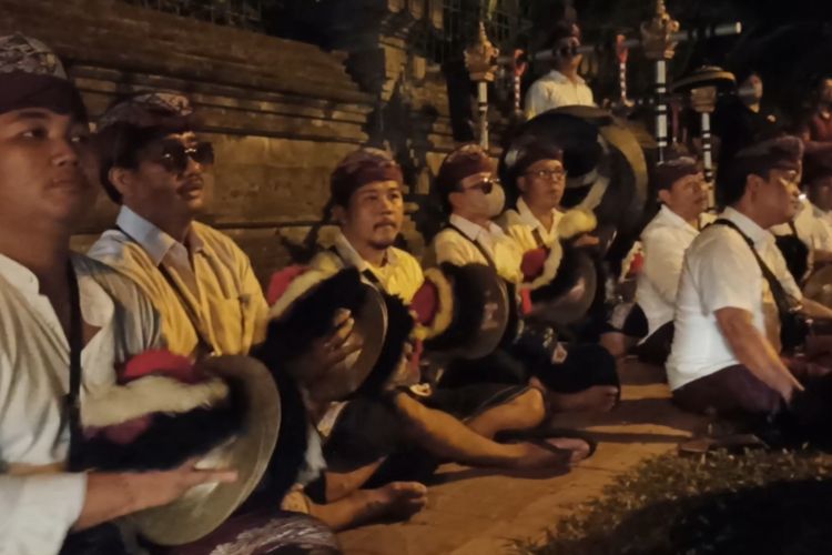 Kelompok penabuh Baleganjur dari Pemerintah Kabupaten Badung, Bali, tengah memainkan alat musik Baleganjur untuk mengiringi sejumlah delegasi negara anggota G20, yang tiba di Bali pada Minggu (13/11/2022). Kompas.com/ Yohanes Valdi Seriang Ginta