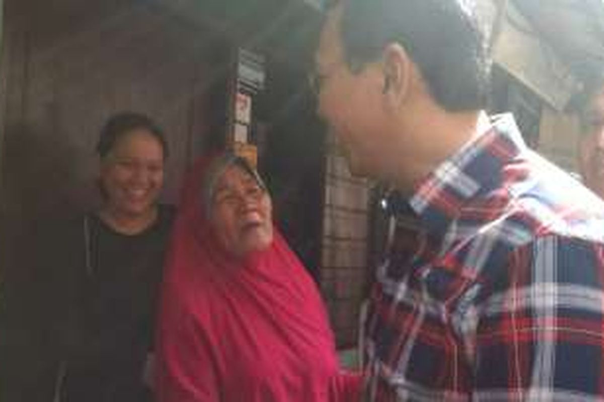 Wati (58) saat berbincang dengan calon gubernur DKI Jakarta nomor urut dua, Basuki Tjahaja Purnama alias Ahok saat kunjungan kampanye di permukiman warga di Pejaten Timur, Pasar Minggu, Jakarta Selatan, Kamis (3/11/2016).