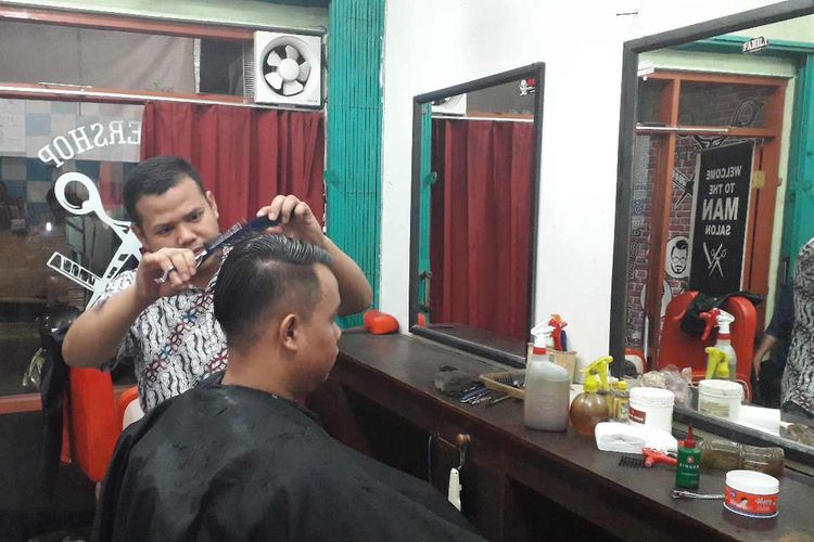 Salah satu pencukur rambut di Kemandoran, Jakarta Barat pada Selasa (6/8/2019).