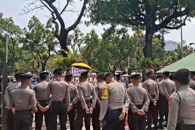 Karyawan Club de Arjuna Demo di Balai Kota DKI: Sudah 3 Bulan Kami Tak Bekerja