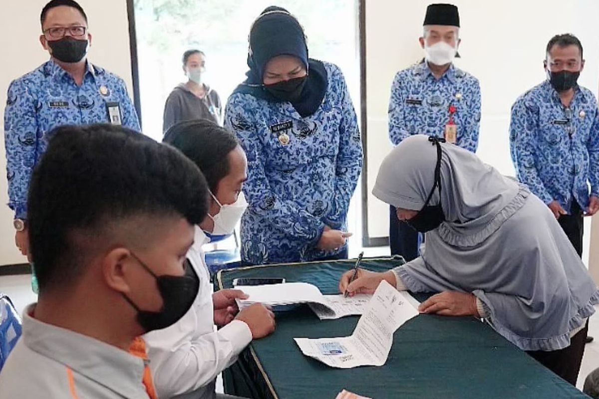 Wali Kota Batu, Dewanti Rumpoko saat meninjau penerimaan bantuan BLT minyak goreng di salah satu kantor desa/ kelurahan.