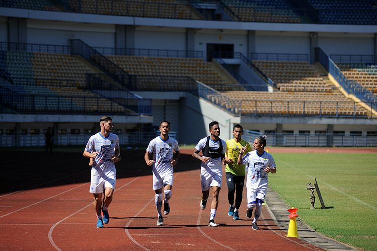 Para pemain Persib Bandung menjalani latihan fisik di Stadion Gelora Bandung Lautan Api (GBLA), Kota Bandung, Jumat (21/8/2020). 