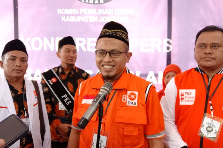 Pengurus DPD PKS Kabupaten Jombang, Jawa Timur, usai menyerahkan berkas pendaftaran bakal calon anggota legislatif (Bacaleg) di Komisi Pemilihan Umum Jombang, Jumat (12/5/2023).