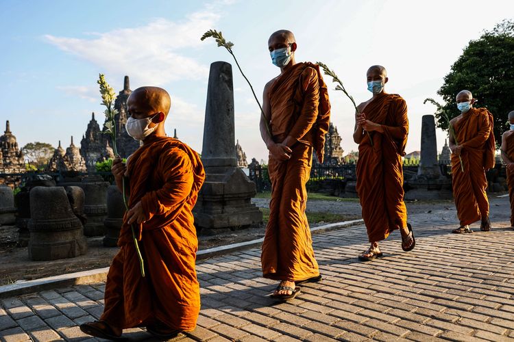 Bhiku melakukan ritual pradaksina, memutari candi sebanyak tiga kali searah jarum jam saat perayaan Tri Suci Waisak 2565 BE di Candi Sewu, Klaten, Jawa Tengah, Rabu (26/5/2021). Perayaan Tri Hari Suci Waisak tersebut digelar secara terbatas dengan menerapkan protokol kesehatan Covid-19.