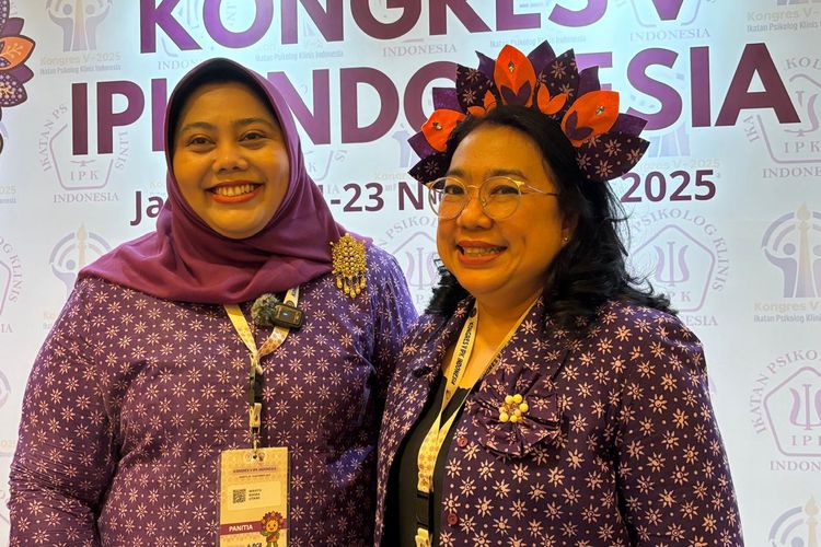 Sekretaris Jendral Ikatan Psikolog Klinis Indonesia, Wahyu Nhira Utami M.Psi (kiri) dan Ketua IPK Wilayah Jakarta Annelia Sari Sani di acara pembukaan Kongres V IPK Indonesia di Jakarta (21/11/2025).