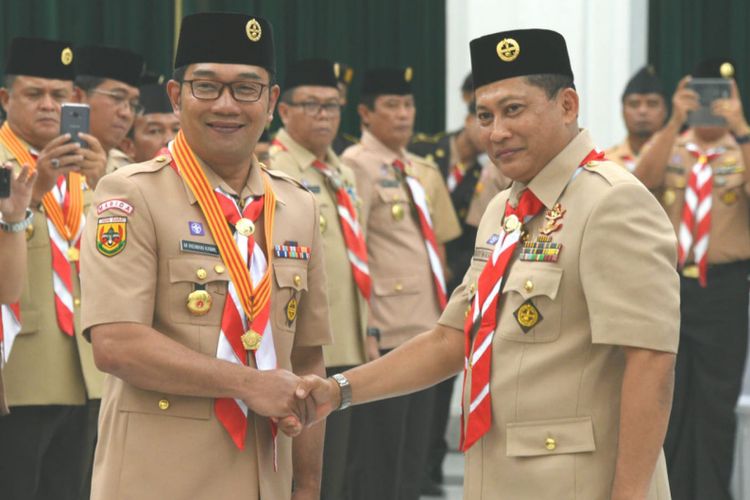 Ketua Kwarnas Pramuka Komjen Pol (Purn) Budi Waseso saat melantik Gubernur Jawa Barat Ridwan Kamil menjadi Majelis Pembina Daerah (Mabida) Pramula Jabar di Aula Barat Gedung Sate, Jalan Diponegoro, Rabu (13/2/2019).