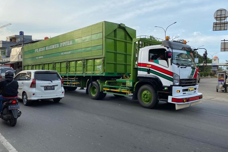 Truk besar memiliki blind spot yang luas dan bisa membahayakan pengendara motor