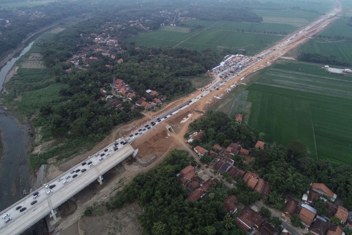 Foto udara kendaraan pemudik melintas di ruas Tol Pemalang-Batang, Jawa Tengah, Senin (11/6/2018). Jalan tol tersebut merupakan tol fungsional yang dibuka selama 24 jam hingga H+7 Lebaran.