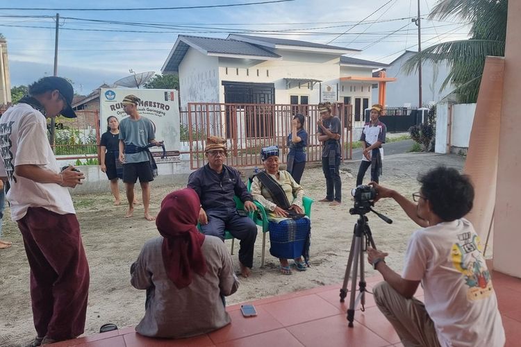 Foto: Sri Sultan Saragih dan Raminah Garingging saat melatih anak anak tari di Sanggar Rayantara, Jalan Kesatria, Kelurahan Siopat Suhu, Kecamatan Siantar Timur, Kota Pematangsiantar, Sumatera Utara. 