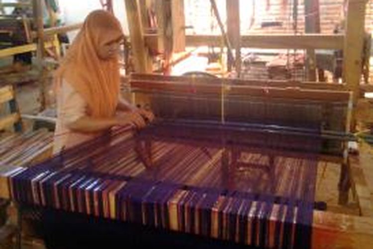 Bulan Ramadhan menjadi berkah tersendiri bagi para perajin tenun ikat di Kota Kediri, Jawa Timur. Jumlah permintaan melonjak hingga 40 persen dibanding hari biasa.
