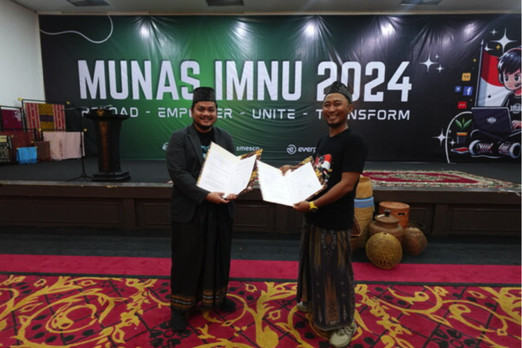 Azlan Indra (Co-founder Everpro) dan Ustadz Fahmi Baihaqi (Ketua Umum IMNU) saat penandatanganan MOU Everpro dan IMNU dalam acara Munas IMNU 2024. 
