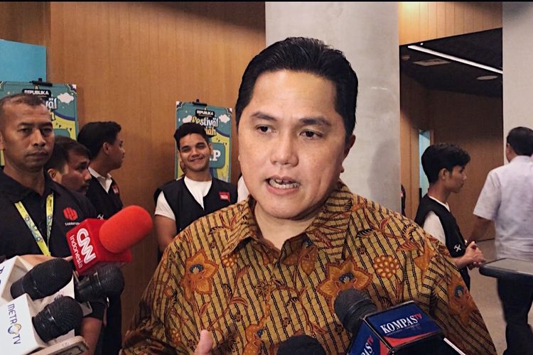 Menteri BUMN Erick Thohir di kewasan Taman Ismail Marzuki (TIM), Cikini, Menteng, Jakarta, Rabu (19/7/2023). 