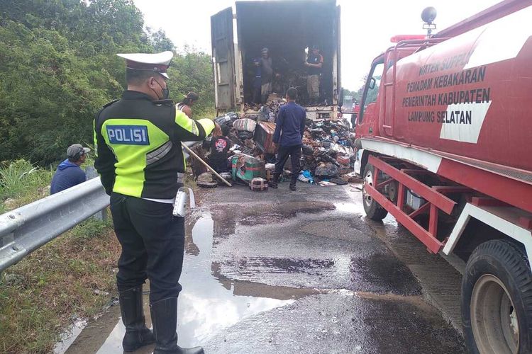 Truk logistik terbakar di Jalan Tol Lampung, Senin (15/8/2022) siang. Ratusan paket yang hendak diantar ke Bandar Lampung hangus.