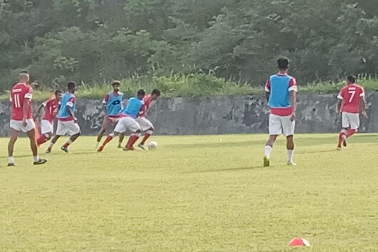 Pemain Semen Padang latihan di lapangan Mess PT Semen Padang 