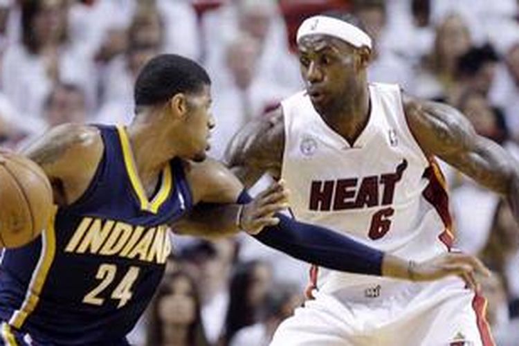 Pemain Miami Heat, LeBron James (6), menghadang pemain Indiana Pacers, Paul George (24), saat bertemu pada laga kelima final Wilayah Timur, Kamis (30/5/2013) malam waktu setempat atau Jumat pagi WIB. Heat menang 90-79.