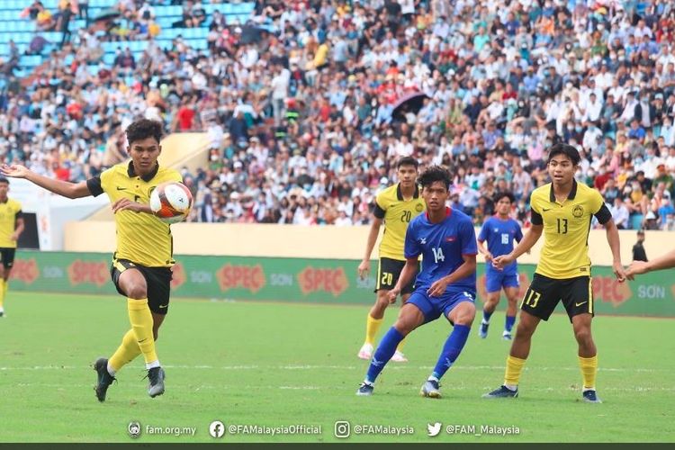 Suasana pertandingan timnas U23 Malaysia vs timnas U23 Kamboja pada matchday terakhir Grup B sepak bola putra SEA Games 2021 yang digelar di Stadion Thien Truong, Nam Dinh, pada Senin (16/5/2022) sore WIB . (Sumber foto: Tangkapan layar Twitter @FAM_Malaysia)