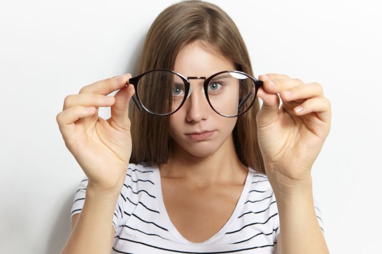 Menggunakan kacamata sering membuat tidak nyaman sehingga penggunaan lensa kontak bisa menjadi pilihan terbaik bagi beberapa orang.