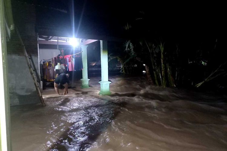 Suasana banjir di Desa Janti, Kecamatan Mojoagung, Kabupaten Jombang, Jawa Timur, Senin (27/1/2025) malam.