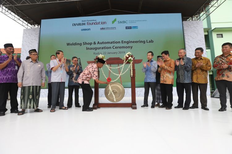 Pemukulan gong oleh Bupati Kudus H.M. Tamzil sebagai penanda diresmikannya Welding Shop and Automation Engineering Lab SMK NU Ma?aruf Kudus, Jawa Tengah, Selasa (22/1/2018)