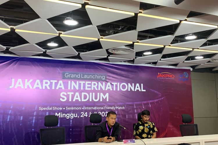 Pelatih Chonburi FC, Sasom Pobprasert, saat menyampaikan pendapatnya soal pertandingan melawan Persija Jakarta dalam sesi konferensi pers dii Jakarta International Stadium pada Minggu (24/7/2022) malam WIB.