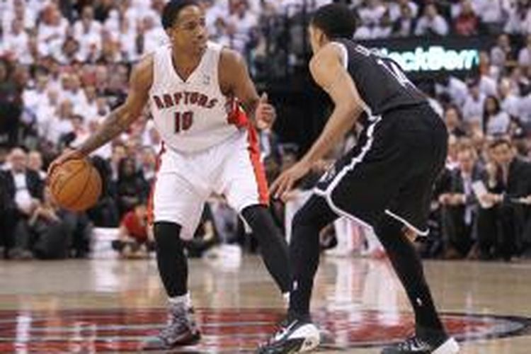 Pebasket Toronto Raptors, DeMar DeRozan (kiri)  mencoba melewati pemain Toronto Raptors, Shaun Livingston pada laga kedua babak play-off Wilayah Timur di Air Canada Centre, Selasa (22/4/2014). Raptors menang 100-95.