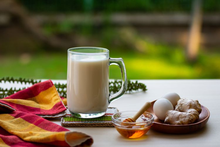 Ilustrasi minuman susu, telur, madu, dan jahe alias STMJ. Efek samping STMJ.
