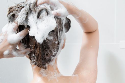 Tips Melindungi Rambut dari Klorin Jika Hobi Berenang