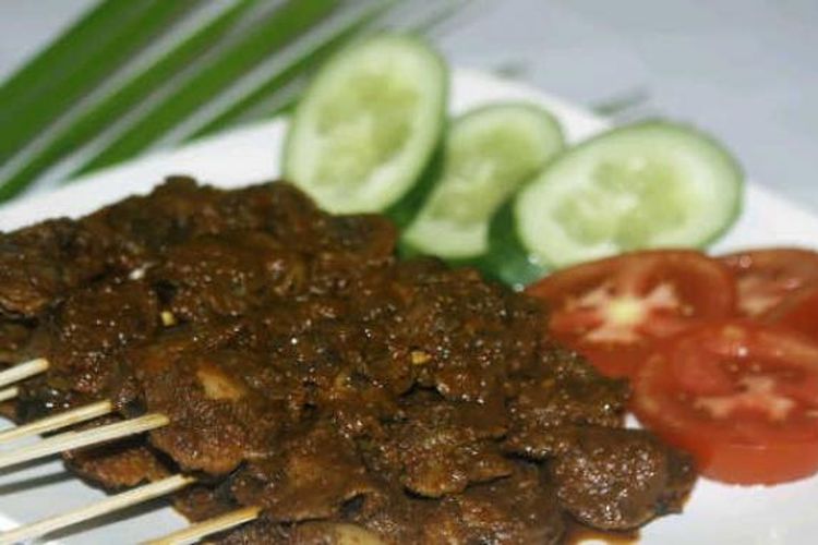 Sate kerang khas Medan, yang rasa gurih bumbunya meresap hingga ke daging. 