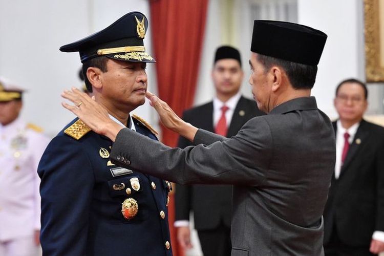 Presiden Joko Widodo melantik Marsekal Madya Mohamad Tonny Harjono sebagai Kepala Staf Angkatan Udara (KSAU) di Istana Negara, Jakarta Pusat, Jumat (5/4/2024).
