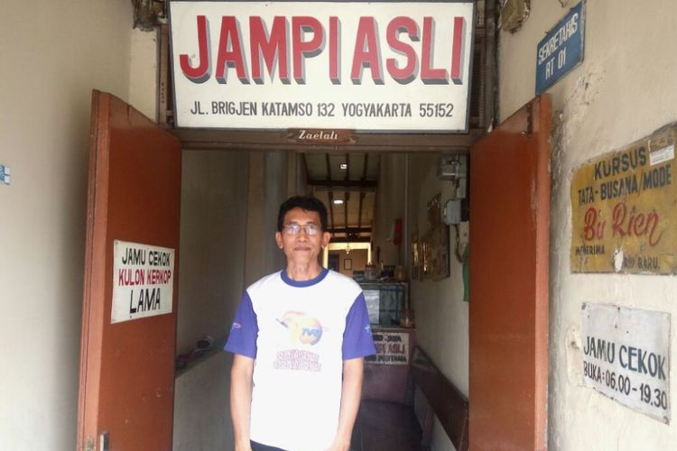 Joni Wijanarko saat di warung jamu Jampi Asli jalan Brigjen Katamso nomer 132 Kota Yogyakarta