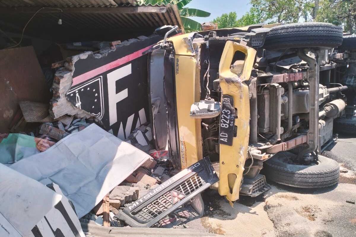Truk Mitsubishi Colt berpelat nomor AD 8223 IA menabrak rumah di Kota Solo, Jawa Tengah (Jateng), pada Kamis (21/9/2023), pukul 11.00 WIB.