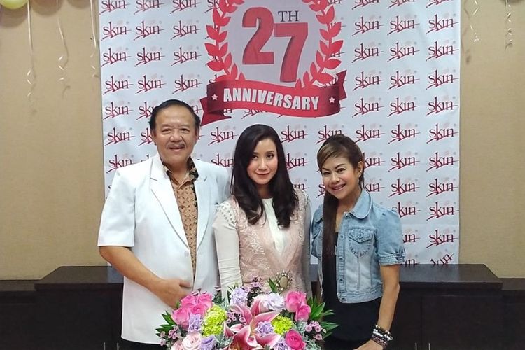 Dari kiri ke kanan: Dr. Edwin Djuanda SpKK (direktur dan pendiri Jakarta Skin Center), Dr. Litya Ayu Kanya Anindya, SpKK, dan Kimmy Zee (Woman Fitness Model) dalam acara ulang tahun Jakarta Skin Center ke-27 di Jakarta, Jumat (21/02/2020)