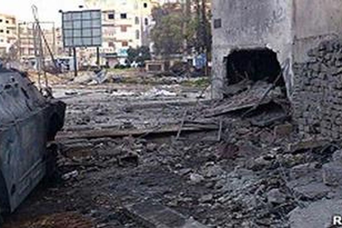 Wartawan BBC Paul Wood mengatakan tank-tank buatan Rusia menembaki warga sipil