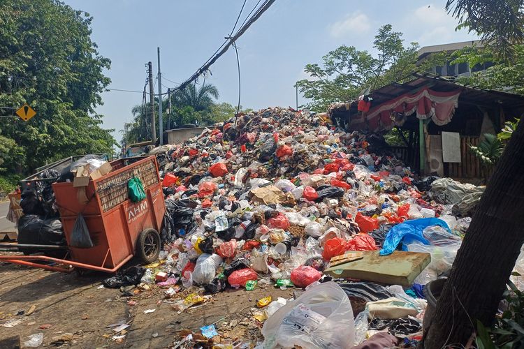 Sampah di TPS Sunter Jakut Jarang Diangkut Petugas, Alasannya Mobil Pengangkut Rusak
