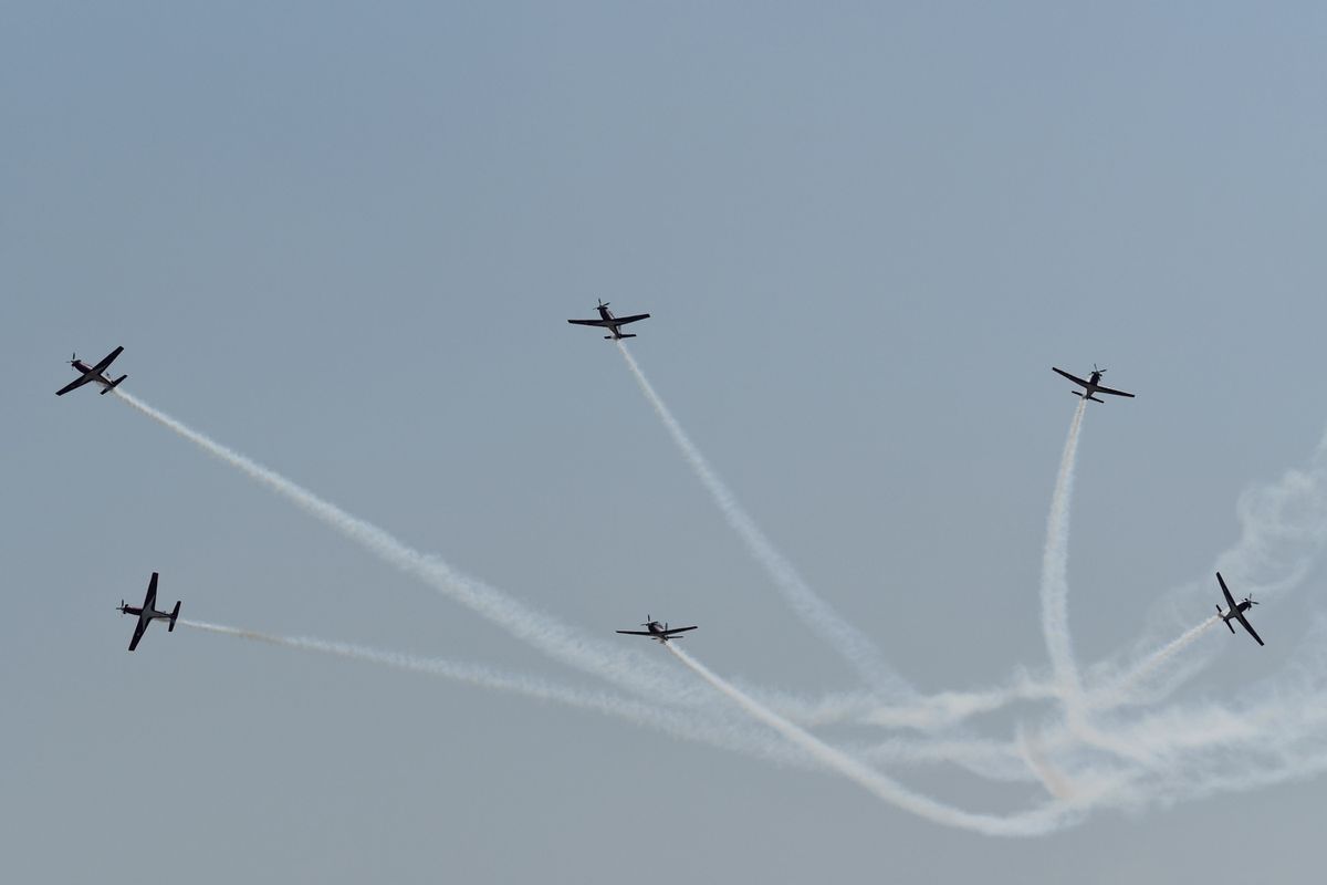 Tim Aerobik Jupiter TNI AU beratraksi saat Upacara Perayaan HUT Ke-74 TNI di Lanud Halim Perdanakusuma, Jakarta Timur, Sabtu (5/10/2019). Perayaan HUT ke-74 TNI bertemakan TNI Profesional Kebanggaan Rakyat.