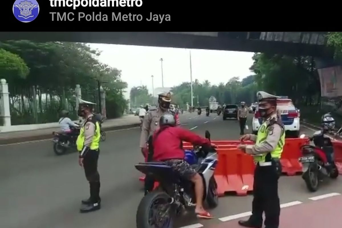 Ditlantas Polda Metro Jaya melakukan filter kendaraan di sekitar Istana Negara, Jakarta Pusat.