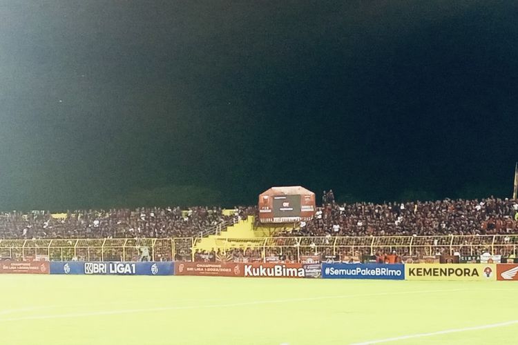 Suasana stadion yang dipenuhi ribuan suporter PSM Makassar untuk menyaksikan pertandingan terakhir Liga 1 2022-2023 melawan Borneo FC di Stadion Gelora BJ Habibie Parepare, Minggu (16/4/2023) malam. PSM mengunci juara sejak pekan ke-32 usai menang melawan Madura United, Jumat (31/3/2023) lalu.