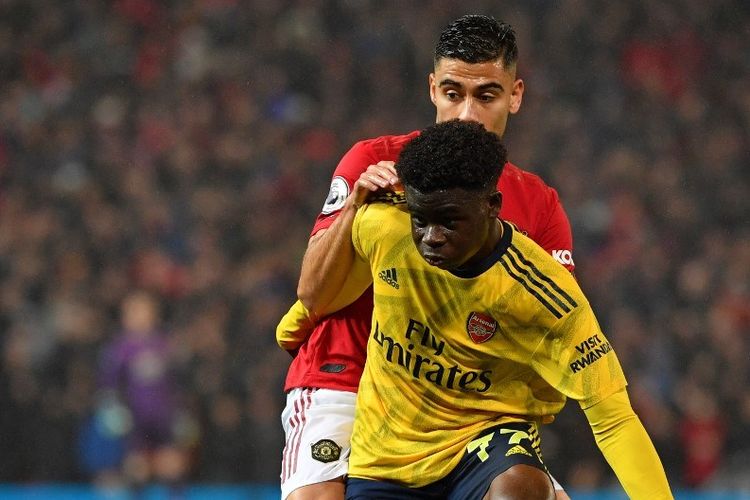 Andreas Pereira menjaga Bukayo Saka dalam laga Manchester United vs Arsenal dalam lanjutan Liga Inggris di Stadion Old Trafford, 30 September 2019. 