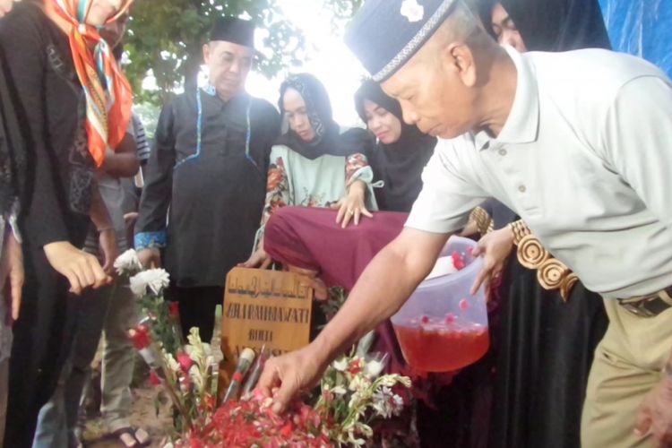 Nenek cium pusara makam Julia Perez di TPU Pondok Ranggon, Jakarta Timur, Selasa (13/6/2017) pagi.