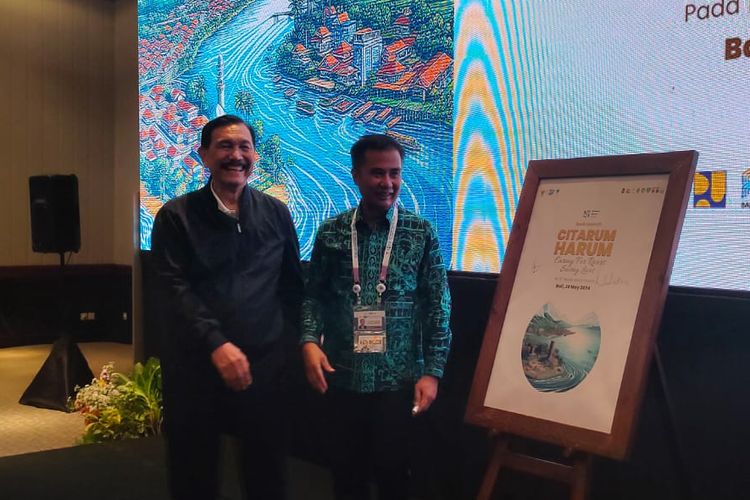 Menteri Koordinator Bidang Kemaritiman dan Investasi Luhut Panjaitan bersama Pj Gubernur Jawa Barat Bey Machmudin saat peluncuran buku Citarum Harum di Bali, Senin (20/5/2024).
