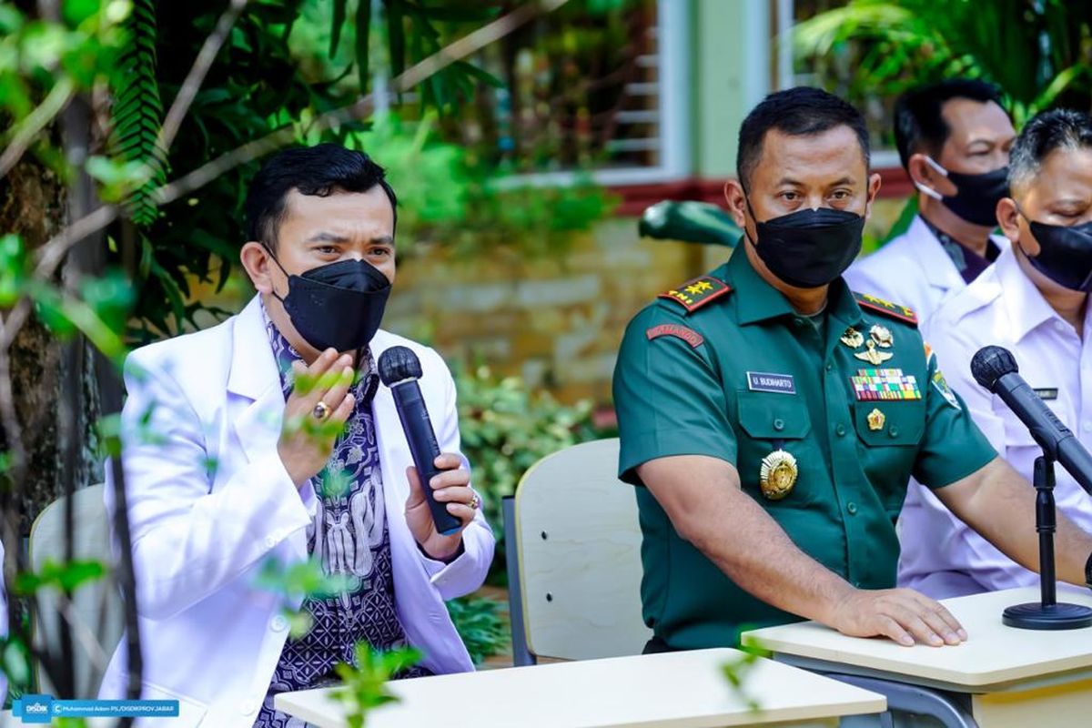 Kepala Dinas Pendidikan Provinsi Jawa Barat Dedi Supandi bersama Pangdam Jaya Mayjen TNI Untung Budiharto di SMA Negeri 1 Kota Depok, Rabu (20/4/2022).